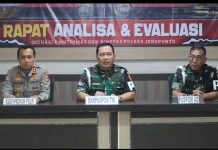 Propam Polri dan Pus POM TNI Gelar Konferensi Pers Terkait Penyerangan Mapolres Jeneponto FOTO: Konferensi Pers TIM Gabungan yang terdiri dari Div Propam Polri, PUS POM TNI, PUS POM TNI AD, PUS POM TNI AU, PUS POM TNI AL yang di laksanakan di Mako Polres Jeneponto. Sabtu, 29 April 2023.