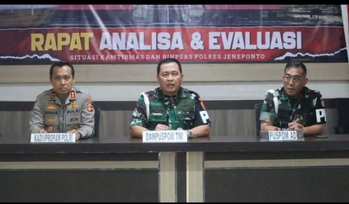 FOTO: Konferensi Pers TIM Gabungan yang terdiri dari Div Propam Polri, PUS POM TNI, PUS POM TNI AD, PUS POM TNI AU, PUS POM TNI AL yang di laksanakan di Mako Polres Jeneponto. Sabtu, 29 April 2023.