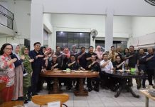 SYL Tokoh Indonesia Timur, Pencatat Sejarah Bagi Indonesia FOTO: Menteri Pertanian Syahrul Yasin Limpo saat bertemu warga kota Makassar di Kopi Arnum, Minggu, 30 April 2023.