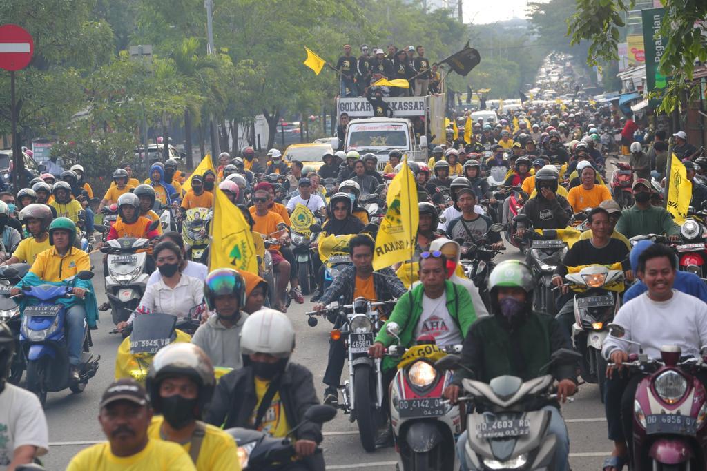 FOTO: Massa pendukung Wakil ketua DPD Golkar Makassar Ruslan Mahmud Bacaleg partai Golkar saat mendaftar di KPU Makassar. Minggu (14/5)