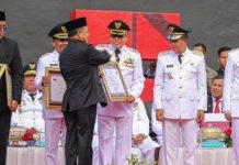 Taufan Pawe Raih Penghargaan Bergengsi Berkinerja Tertinggi secara nasional FOTO: Walikota Parepare Muhammad Taufan Pawe saat menerima penghargaan bergengsi dari Menteri Dalam Negeri Tito Karvian saat berlangsung Peringatan Hari Otonomi Daerah, di Anjungan Pantai Losari, Sabtu (29/4/2023).