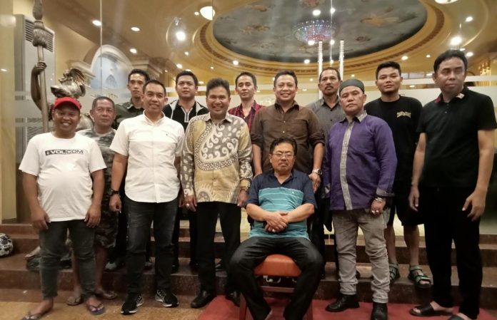 FOTO: Andi Bohar Alam Sekertaris Jenderal (Sekjen) Dewan Pengurus Pusat Kerukunan Keluarga Masyarakat Bone (KKMB) bersilahturahmi dengan sejumlah politisi dan birokrasi asal kabupaten Bone.