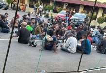 BMI Sesalkan Underbouw OPM Kembali Gelar Aksi, Zulkifli: Padahal Kemarin sudah Berdamai FOTO: Sejumlah Aliansi Mahasiswa Papua (AMP) yang merupakan Underbouw pro teroris Kelompok Kriminal Bersenjata di Papua saat di amankan di Mapolrestabes Makassar. Selasa (2/5)
