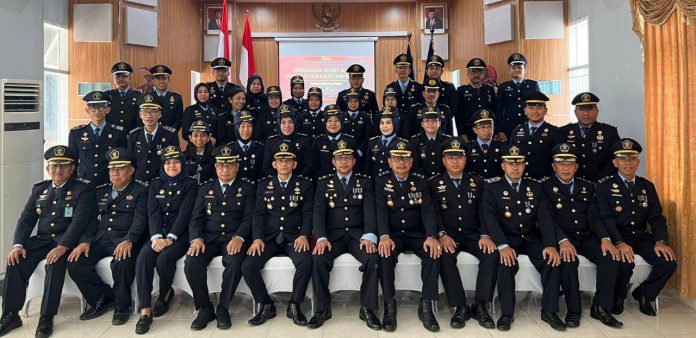 FOTO: Kepala Lembaga Pemasyarakatan Kelas I Makassar beserta jajarannya foto bersama usai mengikuti upacara peringatan Hari Bhakti Pemasyarakatan ke 59 tahun 2023 yang dipusatkan di Lembaga Pemasyarakatan Perempuan Sungguminasa. Selasa (02/05/23).