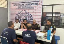 Berkas Perkara Lengkap, JPU Kejari Makassar Siap Sidangkan Kasus Dugaan Korupsi PDAM Makassar FOTO: HYL dan IA saat diserahkan Jaksa Penyidik kepada Jaksa Penuntut Umum Kejari Makassar di Lapas Klas IA Lapas Gunung Sari Makassar. Selasa (2/5)