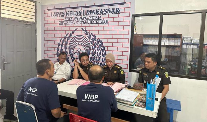 FOTO: HYL dan IA saat diserahkan Jaksa Penyidik kepada Jaksa Penuntut Umum Kejari Makassar di Lapas Klas IA Lapas Gunung Sari Makassar. Selasa (2/5)