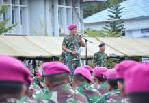 Penuh Khidmat, Prajurit Yonmarhanlan VI Laksanakan Halal Bihalal FOTO: Komandan Lantamal VI Brigjen TNI (Mar) Amir Kasman di lapangan Arafuru Mako Lantamal Vl Makassar