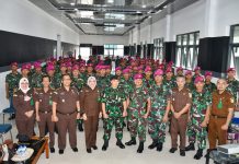 Prajurit Yonmarhanlan VI Ikuti Sosialisasi dan Koordinasi Tugas dan Fungsi Pidana Militer FOTO: Prajurit Petarung Yonmarhanlan VI mengikuti Sosialisasi dan Koordinasi Tugas dan Fungsi Pidana Militer oleh Kejaksaan Tinggi Sulawesi Selatan di Bapra KKO Soepardi Mako Yonmarhanlan VI, Jalan Yos Soedarso No. 308 Makassar. Selasa (02/05/2023).