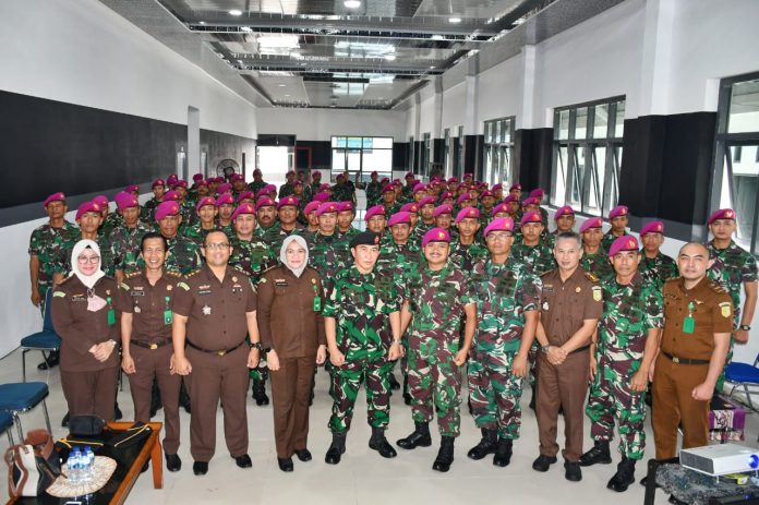 FOTO: Prajurit Petarung Yonmarhanlan VI mengikuti Sosialisasi dan Koordinasi Tugas dan Fungsi Pidana Militer oleh Kejaksaan Tinggi Sulawesi Selatan di Bapra KKO Soepardi Mako Yonmarhanlan VI, Jalan Yos Soedarso No. 308 Makassar. Selasa (02/05/2023).