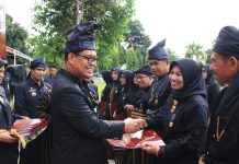 Peringati Hardiknas, Jajaran Pemda Bulukumba Kenakan Pakaian Adat Hitam FOTO: Wakil Bupati Andi Edy Manaf, ratusan guru dan siswa hadir sebagai peserta upacara di halaman Kantor Bupati Bulukumba, Selasa 2 Mei 2023.