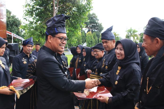 FOTO: Wakil Bupati Andi Edy Manaf, ratusan guru dan siswa hadir sebagai peserta upacara di halaman Kantor Bupati Bulukumba, Selasa 2 Mei 2023.