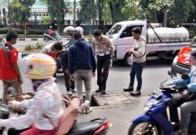 Lubang Drainase Maut Depan SPN dan Dealer Honda Batua Makan 10 Korban, 1 Warga Makassar Tewas FOTO: Anggota Kepolisian dari satlantas saat berada di TKP Lubang Drainase Maut di Jalan Urip Sumoharjo Kota Makassar diantar SPN dan Dealer Honda Batua. (Dok. Warga Makassar)