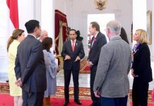 Terima Kunjungan Kongres AS, Presiden Jokowi Bahas Kemitraan Setara dan Kerja Sama Ekonomi FOTO: Presiden Jokowi saat menerima kunjungan delapan anggota kongres Amerika Serikat, Rabu (03/05/2023), di Istana Merdeka, Jakarta. (Foto: BPMI Setpres/Muchlis Jr)
