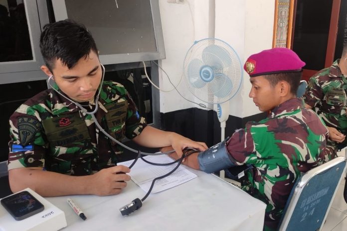 FOTO: Prajurit Yonmarhanlan VI laksanakan Uji Pemeriksaan Kesehatan (Urikes) berkala tahun 2023 di Balai Prajurit KKO Soepardi Mako Yonmarhanlan VI, Jalan Yos Soedarso No. 308 Makassar. Rabu (03/05/2023)