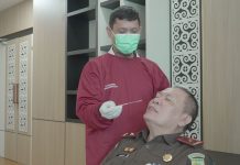 Pasca Lebaran Kejaksaan Tinggi Sulsel Lakukan Test COVID-19 FOTO: Jajaran Kejaksaan Tinggi Sulawesi Selatan, melaksanakan kegiatan Rapid test antigen Covid-19 untuk mendeteksi virus corona dengan metode diagnosis yang cepat. Rabu (3/5/2023)