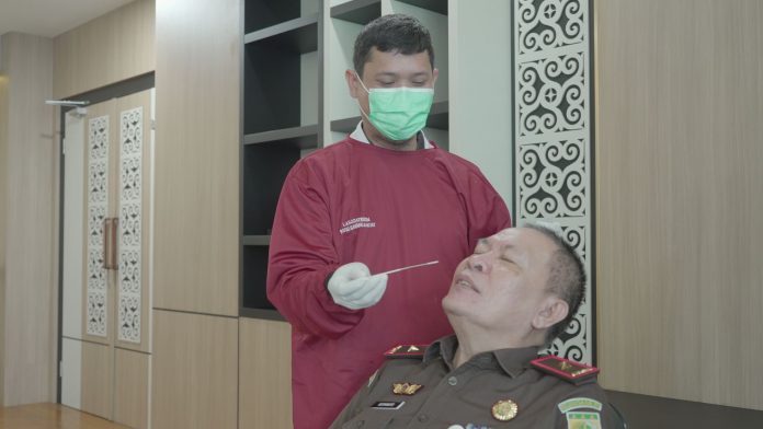 FOTO: Jajaran Kejaksaan Tinggi Sulawesi Selatan, melaksanakan kegiatan Rapid test antigen Covid-19 untuk mendeteksi virus corona dengan metode diagnosis yang cepat. Rabu (3/5/2023)