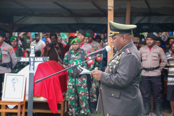 FOTO: Letkol Cpn Athenius Murip.S.H.,M.H., pimpin pemakaman almarhum wakil bupati yalimo Jhon Wilil A.md.par., bertempat di SMK Yapesli, Jl, Yabema, Distrik Elelim, kabupaten Yalimo Provinsi Papua Pegunungan.(03/05/2023)