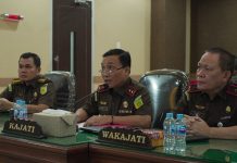 Kajati Sulsel Hadiri Ekspose 1 Perkara Pengajuan Restorative Justice Kajari Pinrang FOTO: Kepala Kejaksaan Tinggi Sulawesi Selatan Leonard Eben Ezer Simanjuntak mengikuti ekspose untuk mendapatkan persetujuan Restorative Justice (RJ) yaitu ) Perkara Tindak Pidana Penganiayaan Melanggar pasal 351 ayat KUHPidana yang dimohonkan dari Kejaksaan Negeri Pinrang.