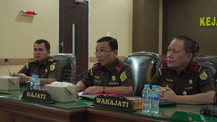 FOTO: Kepala Kejaksaan Tinggi Sulawesi Selatan Leonard Eben Ezer Simanjuntak mengikuti ekspose untuk mendapatkan persetujuan Restorative Justice (RJ) yaitu ) Perkara Tindak Pidana Penganiayaan Melanggar pasal 351 ayat KUHPidana yang dimohonkan dari Kejaksaan Negeri Pinrang.