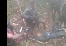 TPNPB-OPM Perlihatkan Tubuh Anggota TNI Usai Kontak Tembak di Derakma Papua Foto: Anggota TPNPB-OPM menodongkan senjata ke arah jenazah yang disebut sebagai anggota TNI di Papua. (Ist)