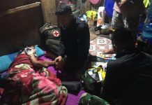 Dokter Satgas Yonif 527/BY Bantu Evakuasi Warga Enarotali ke Rumah Sakit Terdekat FOTO: Dokter Satgas Yonif 527/BY, Lettu Ckm dr. Roldus Andy bersama 3 orang anggotanya membantu evakuasi medis kepada WD (28 th), warga Distrik Enarotali, Kab Paniai, Prov. Papua Tengah, yang menderita penyakit infeksi TBC, Minggu (2/05/2023).