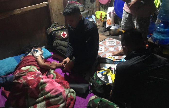 FOTO: Dokter Satgas Yonif 527/BY, Lettu Ckm dr. Roldus Andy bersama 3 orang anggotanya membantu evakuasi medis kepada WD (28 th), warga Distrik Enarotali, Kab Paniai, Prov. Papua Tengah, yang menderita penyakit infeksi TBC, Minggu (2/05/2023).