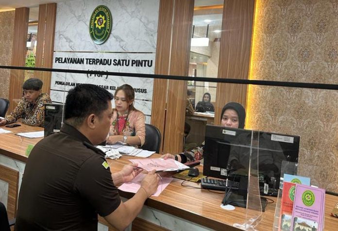 FOTO: Jaksa Penuntut Umum saat mendaftarkan 2 Terdakwa kasus dugaan korupsi PDAM untuk di sidang di Pengadilan Negeri Klas 1A Makassar. Kamis (4/5/2023)
