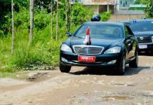 Di Lampung, Presiden Lalui Jalan Berlubang yang Viral di Tiktok FOTO: Mobil Kepresidenan Indonesia 1 merk Mercedes-Benz S 600 Guard saat melintasi jalan berlubang di Jalan Terusan Ryacudu di Kabupaten Lampung Selatan dalam kunjungan kerja ke Provinsi Lampung, Jumat (05/05/2023)
