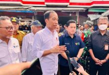 Presiden: Pasokan Pangan Melimpah dan Harga Stabil FOTO: Presiden Joko Widodo (Jokowi) saat menggelar keterangan persnya Pasar Natar, Provinsi Lampung. Presiden Jokowi didampingi Menteri Perdagangan Zulkifli Hasan, Menteri PUPR, Basuki Hadimoeljono dan Menteri BUMN Erick Thohir. Jumat (5/5/2023)