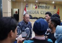 Bawaslu Minta Akses Silon Pendaftaran Caleg Diberikan Kepada Pengawas Pemilu FOTO: Anggota Bawaslu Totok Hariyono (kiri depan) menyampaikan keterangan pers kepada awak media di Kantor Bawaslu, Jakarta, Kamis (4/5/2023)/foto: Publikasi dan Pemberitaan Bawaslu. (Foto: Robi Ardianto)