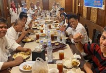 Golkar Target 2 Wakil Rakyat di Dapil 4 Makassar, SK Rebutan 2 Kursi dengan Putra NH dan Putri RP FOTO: Kanan Syamsuddin Kadir (SK) saat lakukan pertemuan dengan simpul pemenangannya di Dapil 4 Makassar. Jumat (5/5)