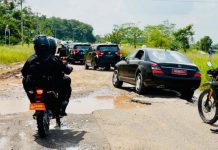 Presiden Jokowi ogah Lewati Jalur yang Disiapkan Pemprov Lampung FOTO: Presiden Jokowi saat melintasi jalan rusak di Lampung, Jumat (05/05/2023), di Jakarta. (Foto: BPMI Setpres)