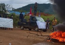 Cemarkan Sungai, FPP LAPSI Gelar Aksi di PT. Citra Lampia Mandiri Lutim FOTO: Sejumlah masyarakat yang tergabung dalam Forum Persatuan Pemuda Lampia dan Pasi Pasti (FPP LAPSI) melakukan unjukrasa di depan portal atau akses masuk wilayah pertambangan PT. Citra Lampia Mandiri (CLM) Desa Harapan, Kecamatan Malili, Kabupaten Luwu Timur. Kamis (04/05/23).