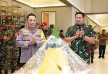Surprise Panglima TNI di Hari Ulang Tahun Kapolri FOTO: Panglima TNI Laksamana TNI Yudo Margono, S.E., M.M. memberikan surprise kepada Kapolri Jenderal Pol Listyo Sigit Prabowo di hari ulang tahunnya yang ke 54, bertempat di Lanud Halim Perdanakusuma, Jakarta Timur, Jumat. (5/5/2023).