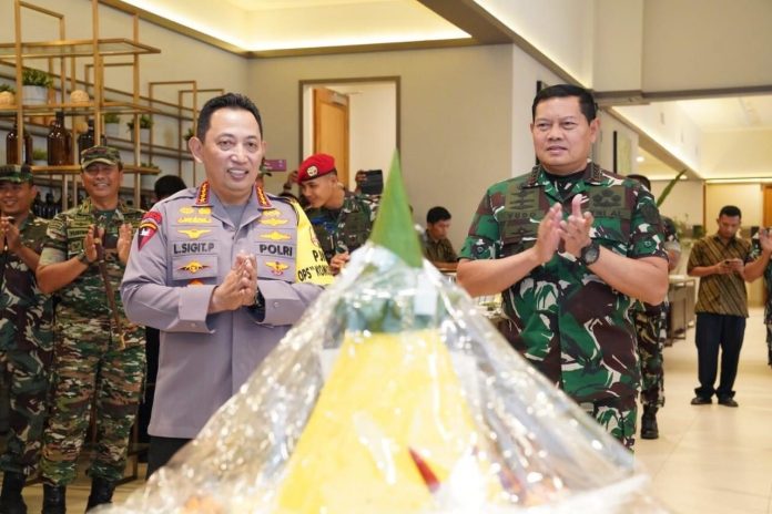 FOTO: Panglima TNI Laksamana TNI Yudo Margono, S.E., M.M. memberikan surprise kepada Kapolri Jenderal Pol Listyo Sigit Prabowo di hari ulang tahunnya yang ke 54, bertempat di Lanud Halim Perdanakusuma, Jakarta Timur, Jumat. (5/5/2023).