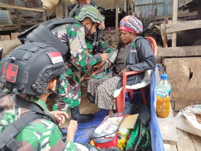 FOTO: Satgas Yonif 527/BY Patroli pengobatan keliling kepada masyrakat di wilayah Enarotali, Kabupaten Paniai.(6/5/2023)