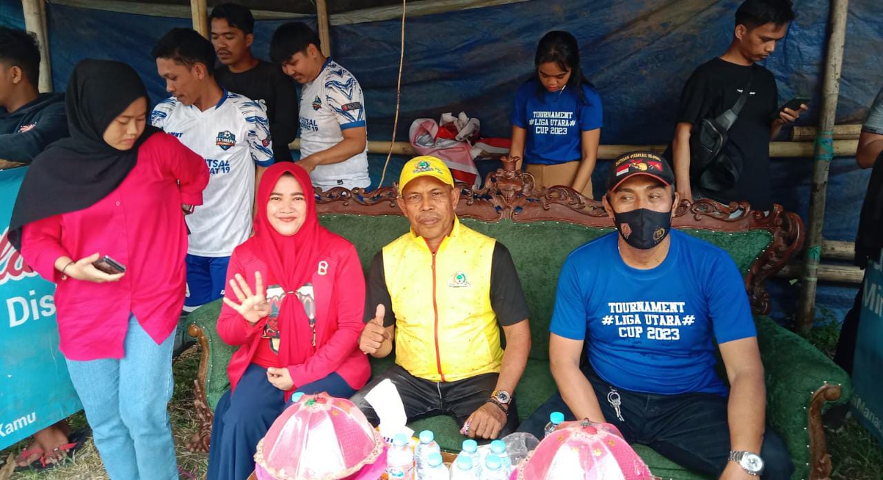 FOTO: Kedua dari Kiri Hj. Amriana bersama Pimcam Tallo H. Hasan saat pembukaan Liga Utara