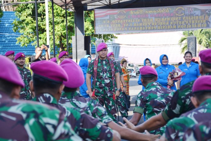 FOTO: Komandan Pasmar 2 Brigjen TNI (Mar) Y. Rudy Sulistyanto didampingi Ketua Korcab Pasmar 2 Ny. Desy Rudy Sulistyanto melaksanakan kunjungan kerja di Sarang Petarung Batalyon Marinir Pertahanan Pangkalan (Yonmarhanlan) VI, Jl. Yos Soedarso no.308 Kota Makassar. Sabtu (06/05/2023).