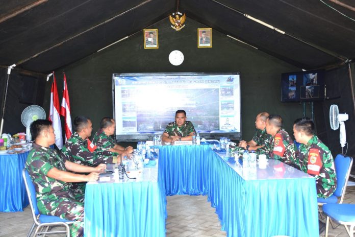 FOTO: Komandan Yonmarhanlan Vl Mayor Marinir Aris Moko mendampingi Komandan Pasmar 2 Brigjen TNI (Mar) Y. Rudy Sulistyanto bersama rombongan meninjau langsung Kegiatan Encap dalam rangkaian Multurateral Naval Exercise Komodo (MNEK) Tahun 2023 di Kota Makassar. Minggu (07/05/2023).