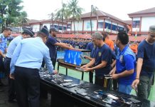Kadiv Pas Kemenkumham Sulsel dan Kalapas Klas 1A Makassar Musnahkan Handphone dan Narkoba dari Warga Binaan FOTO: Kadiv Pas Kemenkumham Sulsel dan Kalapas Klas 1A Makassar Musnahkan Handphone, Pungli dan Narkoba dari Warga Binaan. Selasa (9/5)
