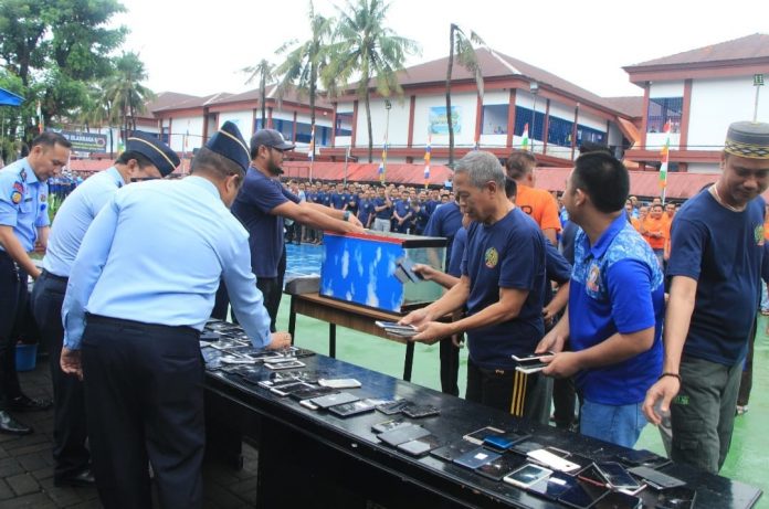 FOTO: Kadiv Pas Kemenkumham Sulsel dan Kalapas Klas 1A Makassar Musnahkan Handphone, Pungli dan Narkoba dari Warga Binaan. Selasa (9/5)