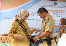 Herfida Attas Dikukuhkan Jadi Bunda Literasi Bulukumba FOTO: Kiri Andi Herfida Attas dan Kanan Bupati Bulukumba Andi Muchtar Ali Yusuf