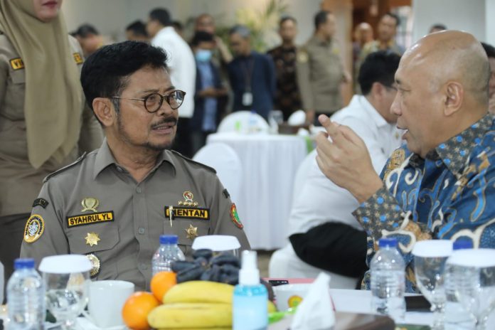 FOTO: Menteri Pertanian Syahrul Yasin Limpo (Mentan SYL) dan Menteri Koperasi dan Usaha Kecil dan Menengah (Menkop UKM) Teten Masduki mendatangani kesepakatan kerjasama dalam usaha pengembangan peternakan