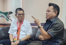 Rektor UNM Sponsori Turnamen Domino, Aldin: Olah raga Rakyat Menggerakkan Silaturahmi dan Persahabatan FOTO: Rektor UNM Prof. Dr. Ir. H. Husain Syam, M.TP., IPU. saat ditemui Aldin Bulen di ruang rektorat Universitas Negeri Makassar.