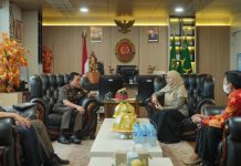 Kejati Sulsel Kolaborasi BPJS Kesehatan dalam Hal Monitoring dan Evaluasi Kepatuhan Badan Usaha FOTO: Kepala Kejaksaan Tinggi Sulawesi Selatan, Leonard Eben Ezer Simanjuntak, S.H., M.H. menerima kunjungan kerja Deputi Direksi Wilayah IX Bpjs Kesehatan, dr. Yessi Kumalasari, bertempat di Lantai 2 kantor Kejaksaan Tinggi Sulawesi Selatan, jalan Urip Sumoharjo Km. 4 Makassar. Rabu (10/5/2023)