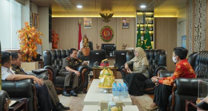 FOTO: Kepala Kejaksaan Tinggi Sulawesi Selatan, Leonard Eben Ezer Simanjuntak, S.H., M.H. menerima kunjungan kerja Deputi Direksi Wilayah IX Bpjs Kesehatan, dr. Yessi Kumalasari, bertempat di Lantai 2 kantor Kejaksaan Tinggi Sulawesi Selatan, jalan Urip Sumoharjo Km. 4 Makassar. Rabu (10/5/2023)