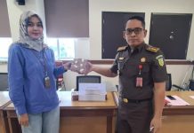 Kerugian Negara Rp 7 Milyar Penyidik Pidsus Kejati Sulsel Sita Uang Rp 482 Juta dari Dirut PT. Banteng Laut Indonesia FOTO: Tim Pidsus Kejati Sulsel saat menerima uang hasil sitaan sebesar Rp Rp. 482.340.000 dari Direktur Utama PT. Banteng Laut Indonesia di Lantai 5 Gedung Kejati Sulsel. Rabu (10/5)