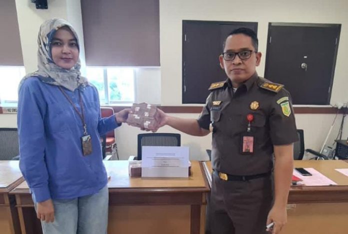 FOTO: Tim Pidsus Kejati Sulsel saat menerima uang hasil sitaan sebesar Rp Rp. 482.340.000 dari Direktur Utama PT. Banteng Laut Indonesia di Lantai 5 Gedung Kejati Sulsel. Rabu (10/5)