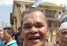 Oknum TNI AD Arogan Aniaya Warga, Diduga Beking Proyek Perusahaan Foto tangkap layar oknum anggota TNI berinisial HS arogan aniaya warga pakai alat pengaspalan jalan mengakibatkan warga mengalami luka parah nyaris putus jarinya. Kamis (11/5/2023).