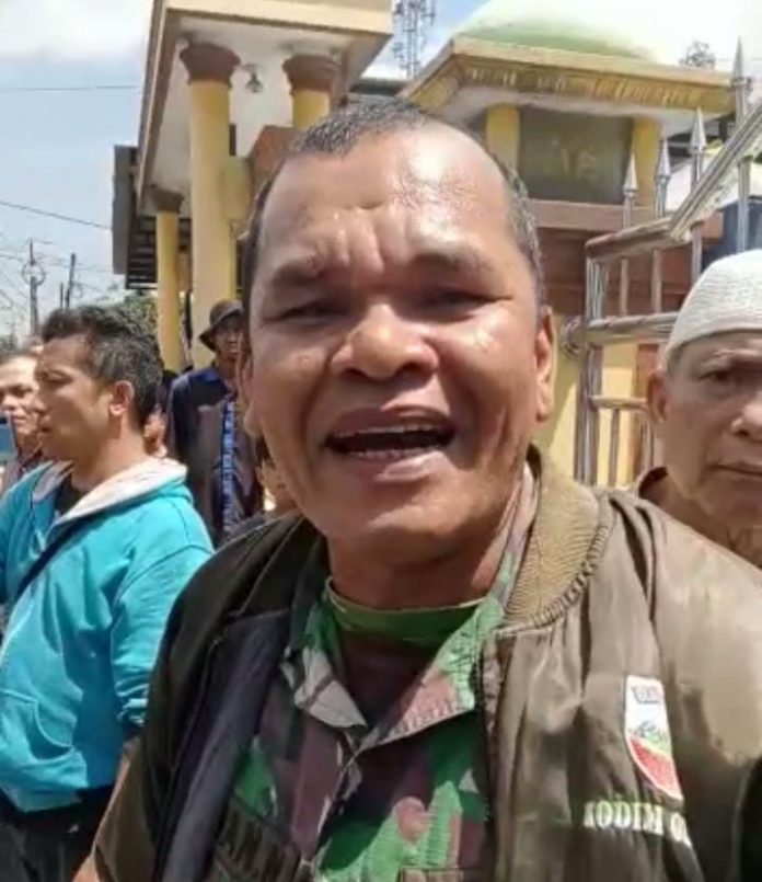 Foto tangkap layar oknum anggota TNI berinisial HS arogan aniaya warga pakai alat pengaspalan jalan mengakibatkan warga mengalami luka parah nyaris putus jarinya. Kamis (11/5/2023).